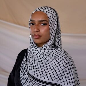 Vela black kuffiyeh hijab, mini